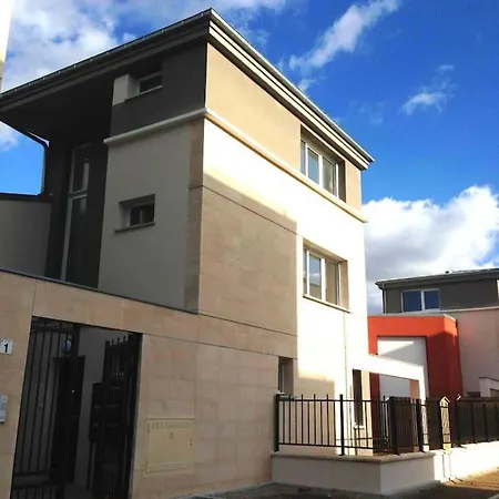 Holiday home House Versailles & Olympic Centers Guyancourt